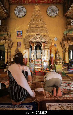 Le pilier Lak Muang. Autel. Wat Simuong. Wat Si Muang. Vientiane. Laos. / Il pilastro Lak Muang. Altare. Wat Simuong. Wat Si Muang. Vientiane. Laos. Foto Stock