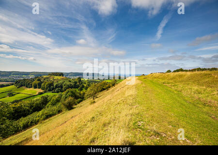 Una vista lungo i bastioni di Uley Bury Iron Age Hill forte verso Downham Hill nel Cotswolds, Inghilterra Foto Stock