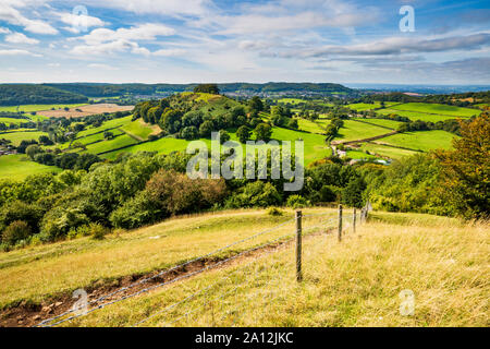 Una vista da Uley Bury Iron Age Hill Fort verso Downham Hill nel Cotswolds, Inghilterra Foto Stock
