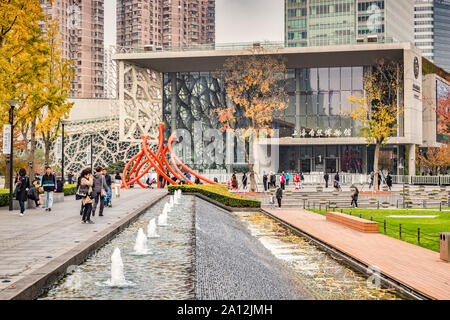 30 Novembre 2018: Shanghai in Cina - Jing'an Sculpture Park, con la Shanghai il Museo di Storia Naturale in background. Foto Stock