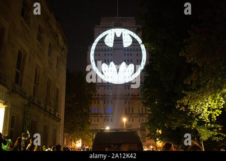 Londra REGNO UNITO. Il 21 settembre 2019. La città di Gotham iconica segnale bat risplende su Senate House London Bloomsbury marcatura batmanday celebrazioni globali di Batman Foto Stock