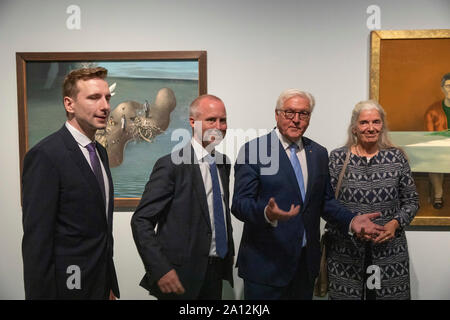 Steffen Krautzig, Felix Krämer, Frank-Walter Steinmeier und Isabel Pfeiffer-Poensgen bei der Eröffnung der Ausstellung "Utopie und Untergang Kunst di Foto Stock