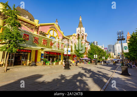 Liaoning, Cina - 27 agosto 2016: folla turistica a popolare strada russo con iconica dell'architettura russa. Foto Stock