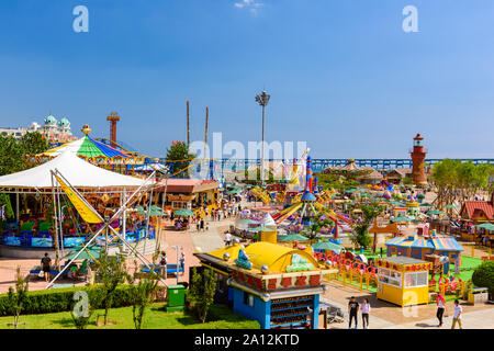 Liaoning, Cina - 27 agosto 2016: Bazaar e fiera del divertimento a Xinghai Square Recreation Area, Dalian, Cina Foto Stock