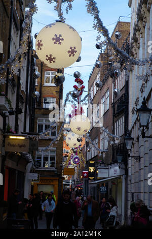 I turisti & londinesi shop & socializzare su St. Christopher's Place, l'area pedonale dello shopping, off Oxford Street Londra Centrale al tempo di Natale. Foto Stock