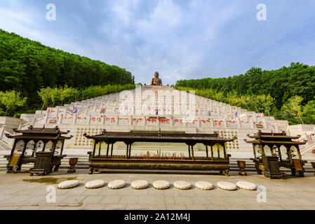 Di Jilin, Cina - 02 Settembre 2016: gigantesca statua del Buddha a Zhengjue Tempio. Foto Stock