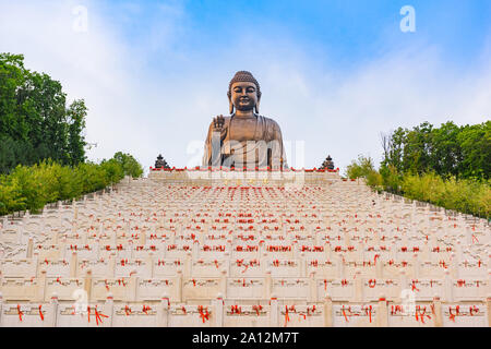 Di Jilin, Cina - 02 Settembre 2016: gigantesca statua del Buddha con cielo blu al tempio Zhengjue, Heilongjiang, Cina Foto Stock