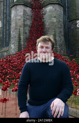 Il pianto della finestra di visualizzazione di papavero a Hereford Cattedrale come parte del 14-18 ora programma di eventi per celebrare il centenario della prima guerra mondiale. Artista Paul Cummins. Foto Stock