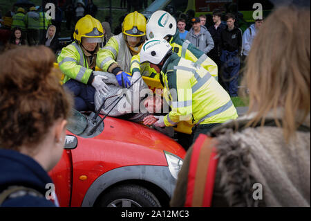 'Dying 2 Drive' sicurezza stradale evento che coinvolge i servizi di emergenza. Herefordshire & Ludlow College. I membri delle forze di polizia, vigili del fuoco e ambulanze dimostrano la loro risposta ad un fatale incidente stradale. Foto Stock