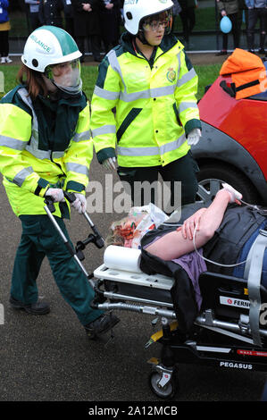 'Dying 2 Drive' sicurezza stradale evento che coinvolge i servizi di emergenza. Herefordshire & Ludlow College. I membri delle forze di polizia, vigili del fuoco e ambulanze dimostrano la loro risposta ad un fatale incidente stradale. Foto Stock