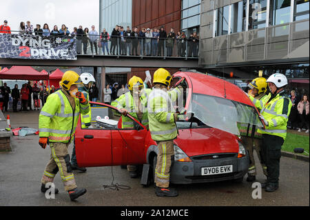 'Dying 2 Drive' sicurezza stradale evento che coinvolge i servizi di emergenza. Herefordshire & Ludlow College. I membri delle forze di polizia, vigili del fuoco e ambulanze dimostrano la loro risposta ad un fatale incidente stradale. Foto Stock