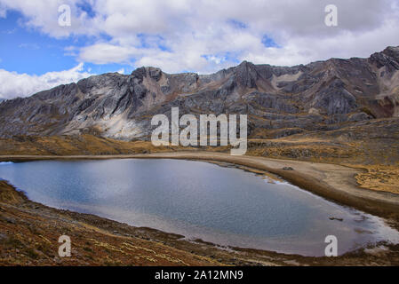 Vista della Laguna Susucocha e Diablo Mudo sulla Cordillera Huayhuash circuito, Ancash, Perù Foto Stock