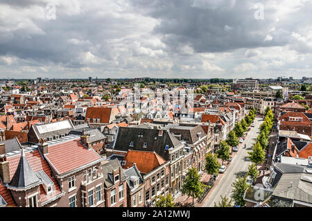 Haarlem, Paesi Bassi, 9 Settembre 2019: veduta aerea della curvatura Gedempte Gracht (riempito in canale) e l'adiacente centro di quartieri Foto Stock