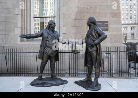 Vista di statue di George Washington e Benjamin Franklin in cui Washington è raffigurato mostra il suo Mason's grembiule a Franklin, Philadelphia, Stati Uniti d'America Foto Stock