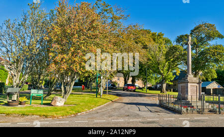 CAIRN CATTOCH A PIEDI O UN SENTIERO ARCHIESTOWN MORAY Scozia inizio della passeggiata il memoriale di guerra nel villaggio e meglio conservati segno del villaggio Foto Stock