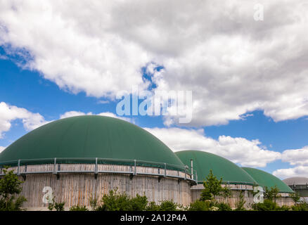 Digestori anaerobici o impianto di produzione di biogas La produzione di biogas da rifiuti agricoli nelle zone rurali in Germania. Moderna industria dei biocarburanti concept Foto Stock