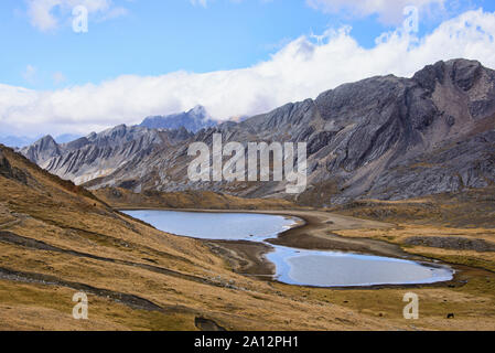 Vista della Laguna Susucocha da Tapush punta sulla Cordillera Huayhuash circuito, Ancash, Perù Foto Stock