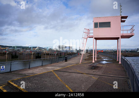 Lo Yacht Master edificio dal barrage, Cardiff Bay, Regno Unito Foto Stock