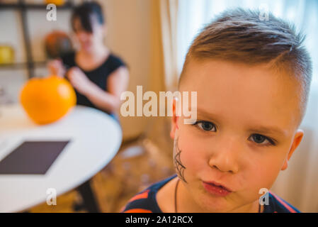 Poco toddler boy 5 anni vecchio ritratto Foto Stock