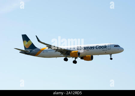 Thomas Cook Airbus A321 l'atterraggio all'Aeroporto di Birmingham, UK (G-TCDJ) Foto Stock