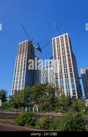 Vista del parzialmente completata nuovo Victoria Square utilizzazione mista allo sviluppo nel centro della cittadina di Woking, Surrey, Inghilterra sudorientale, REGNO UNITO Foto Stock