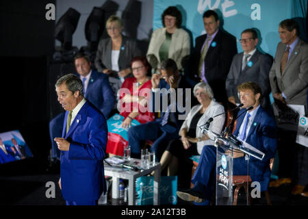 Leader del partito Nigel Farage parla durante il Partito Brexit conferenza a Newport, Galles, settembre 2019. Foto Stock