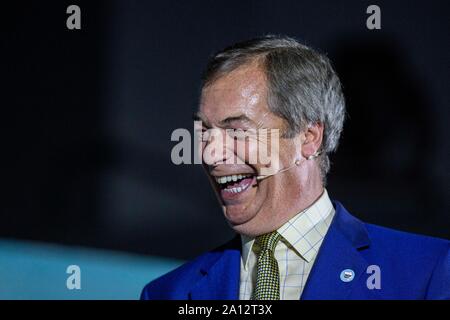 Leader del partito Nigel Farage parla durante il Partito Brexit conferenza a Newport, Galles, settembre 2019. Foto Stock