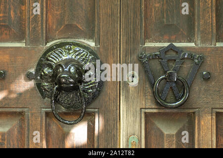 Winchester College, una storica ragazzi privato' school in Hampshire, Regno Unito. Close-up di motivi decorativi porta manopole Foto Stock