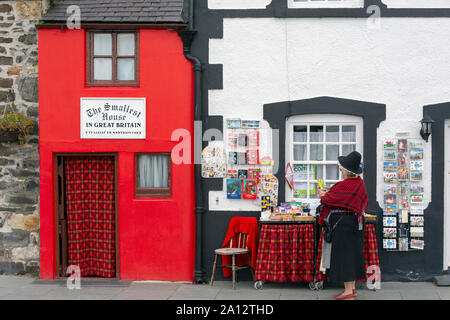 La più piccola casa in Gran Bretagna conosciuta anche come Quay House, Conwy o Conway, Conwy County, Wales, Regno Unito. L'edificio risale al 16t Foto Stock