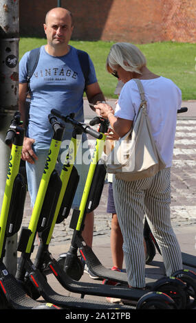 Cracovia. Cracovia. La Polonia. Scooter elettrici per il noleggio nel centro della Città Vecchia. Foto Stock