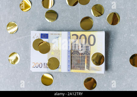Golden coriandoli cadendo sul denaro, Euro Bills. Partito, bonus, premiare il concetto Foto Stock