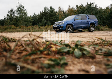 Minsk, Bielorussia - 20 Settembre 2019: Volkswagen Amarok 4x4 pickup truck sulla strada di campagna al bosco. Foto Stock