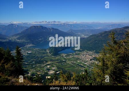 Montare il Vezzena, Trentino Alto Adige, Italia. Paesaggio della Valsugana con i laghi di Levico e Caldonazzo Foto Stock