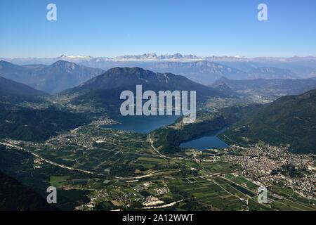 Montare il Vezzena, Trentino Alto Adige, Italia. Paesaggio della Valsugana con i laghi di Levico e Caldonazzo Foto Stock