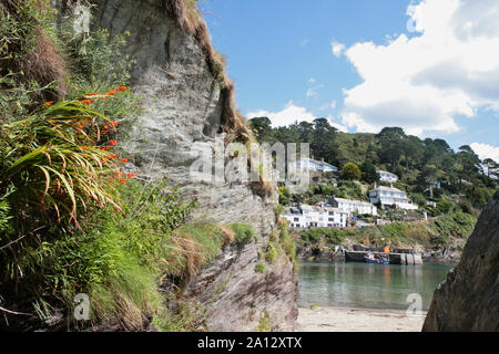 Porto esterno e Scilly Cove dall'entrata di Willy Wilcox's Cave, Polperro, Cornwall, Regno Unito Foto Stock