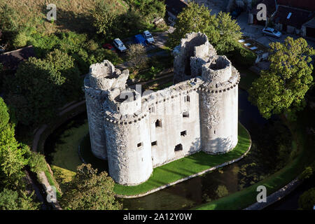 Il Castello di Nunney da una mongolfiera nel Wiltshire, Inghilterra Foto Stock