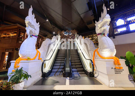 Bangkok, Tailandia - 17 Sep, 2019 : grande serpente statua in Escalator di icona SIAM shopping centre Foto Stock