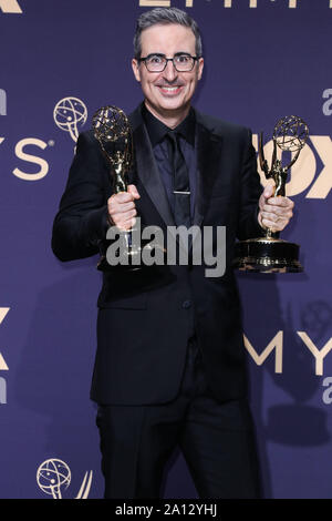 Los Angeles, Stati Uniti. Il 22 settembre, 2019. LOS ANGELES, CALIFORNIA, STATI UNITI D'America - 22 settembre: John Oliver pone nella sala stampa della settantunesima annuale di Primetime Emmy Awards tenutosi presso il Teatro di Microsoft L.A. Vivere il 22 settembre 2019 a Los Angeles, California, Stati Uniti. (Foto di Xavier COLLIN/Image Press Agency) Credito: Image Press Agency/Alamy Live News Foto Stock