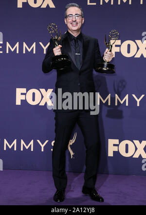 Los Angeles, Stati Uniti. Il 22 settembre, 2019. LOS ANGELES, CALIFORNIA, STATI UNITI D'America - 22 settembre: John Oliver pone nella sala stampa della settantunesima annuale di Primetime Emmy Awards tenutosi presso il Teatro di Microsoft L.A. Vivere il 22 settembre 2019 a Los Angeles, California, Stati Uniti. (Foto di Xavier COLLIN/Image Press Agency) Credito: Image Press Agency/Alamy Live News Foto Stock