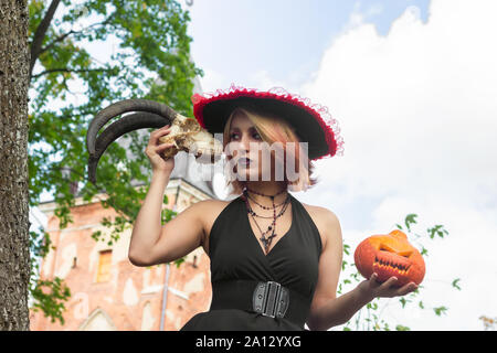 Chiamate strega spiriti cranio sciamanesimo magic guidata Festa di halloween horror Foto Stock