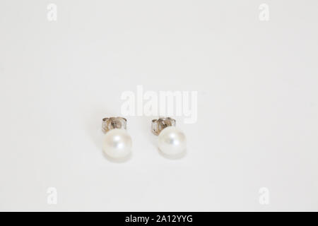 Bianco perla perforato orecchini coppia gioielli isolato su bianco - Immagine Foto Stock