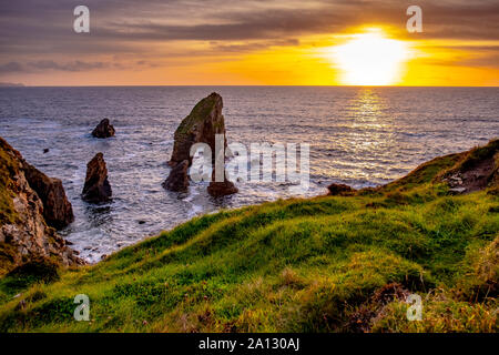 Testa Crohy Mare Arch calzoncini durante il tramonto - County Donegal, Irlanda. Foto Stock