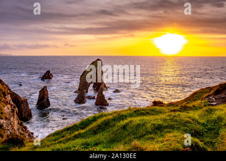 Testa Crohy Mare Arch calzoncini durante il tramonto - County Donegal, Irlanda. Foto Stock