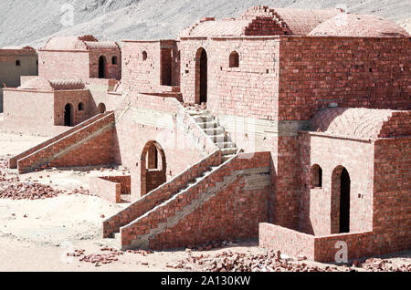Incompiuto edificio di mattoni con scale in Egitto Dahab Foto Stock