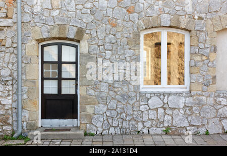 Facciata di un edificio storico con una porta di legno e di una finestra Foto Stock