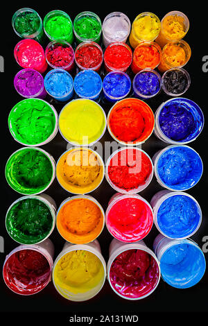 Diversi colori di inchiostro plastisol lattine in fabbrica che utilizzano inchiostri plastisol per stampare tee shirt e stampa su tessuto. Inchiostro Plastisol utili nel tee shirt factory Foto Stock