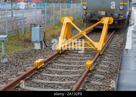 Tampone di arresto di sicurezza del treno paraurti in tracce Foto Stock