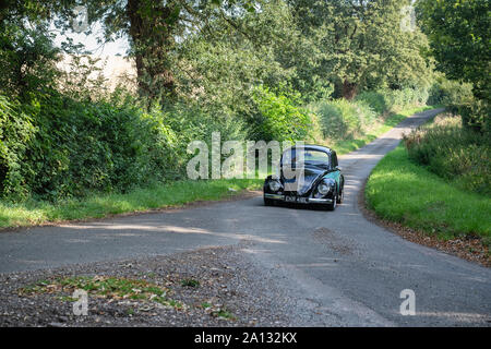 1972 VW Beetle 1200 andando a un classico auto show in Oxfordshire campagna. Broughton, Banbury, Inghilterra Foto Stock