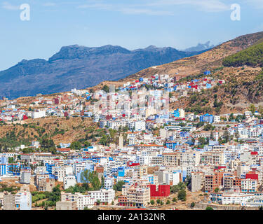 Vista della skyline di Chefchaouen, o Chaouen, è una città in Rif Mountains del nord-ovest del Marocco. È conosciuto per il sorprendente, blu-lavato per edifici Foto Stock