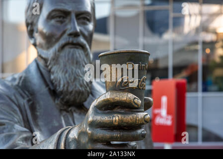 Statua di John Pemberton, inventore della Coca Cola, al di fuori del Mondo della Coca-Cola Museum nel centro di Atlanta, Georgia. (USA) Foto Stock